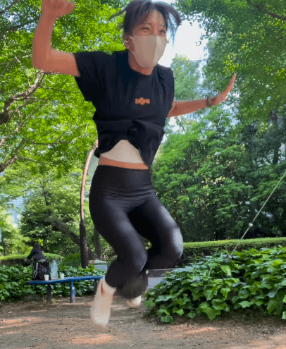 「運動音痴です笑」ヨガ美女、公園で”頑張る・トレムービー”を公開！リスペクトしかないとエール続々「ちょっと不器用なのが可愛い」