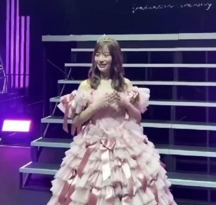 日向坂46の東村芽依がピンクのドレス姿を披露 自身の卒業セレモニー終え感謝を綴る