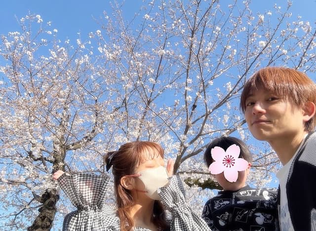 「癒されたなぁ」杉浦太陽、家族と一緒に桜の下でランチ！