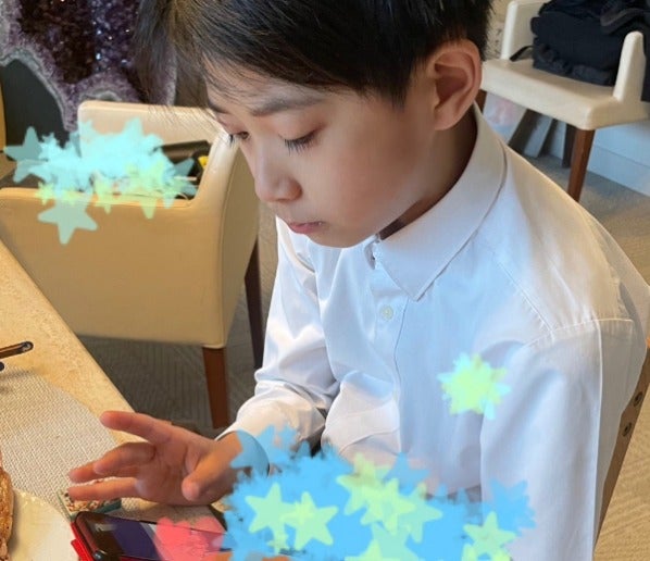 市川團十郎 亡くなった妻・小林麻央さんの写真を見つめる切ない長男の姿を公開「胸が締め付けられます。」