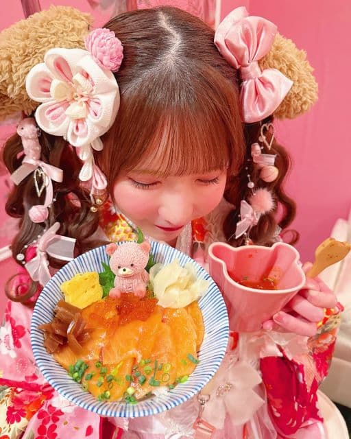 大食いアイドル・もえのあずき、ツインテール着物コーデで〇〇丼を食す！