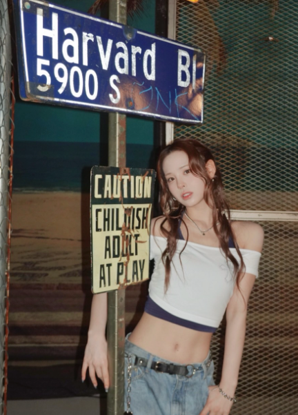 雰囲気が別格　NiziU・MAKO、海外ムード漂う最新ショット