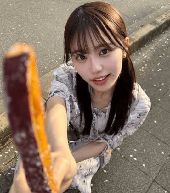 「初コメントです、とても可愛い」美女タレント、いも活で” はい、あーん・ショット”を披露！ファン恋わずらい「くれないところが可愛い」