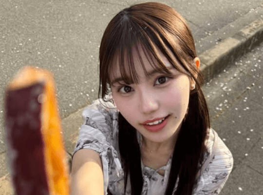 「初コメントです、とても可愛い」美女タレント、いも活で” はい、あーん・ショット”を披露！ファン恋わずらい「くれないところが可愛い」