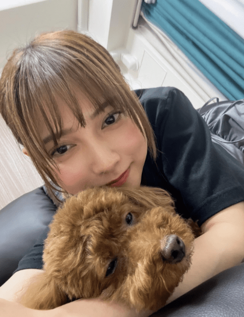 「腕枕されにくるイッヌ」桃月なしこ、愛犬とのラブラブツーショットが可愛すぎると話題に！