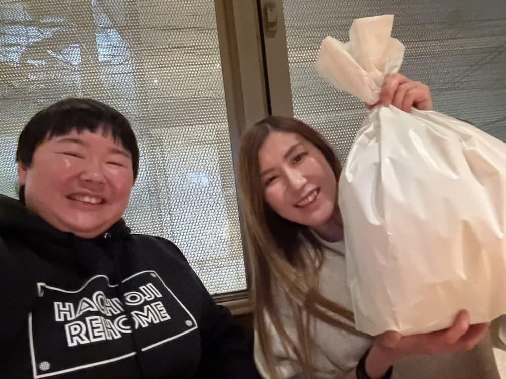 やす子が芸人仲間の誕生日をお祝い！仲良しツーショットを公開