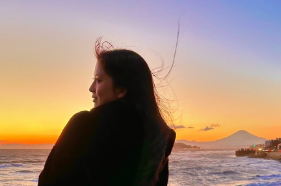 冬の稲村ヶ崎、富士山と夕日の絶景！せきぐちりさが魅了されるひととき！