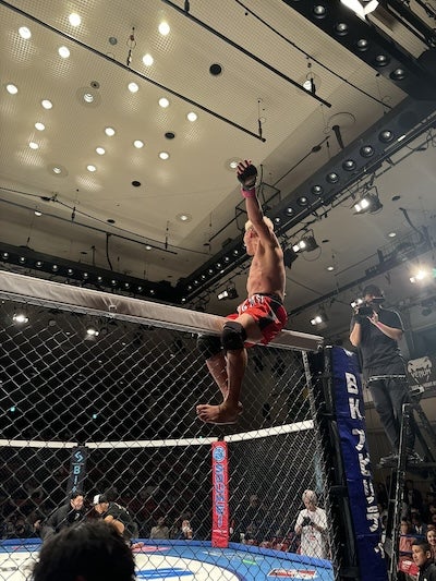 平本蓮、赤田プレイボイ功輝の1R KOを祝う