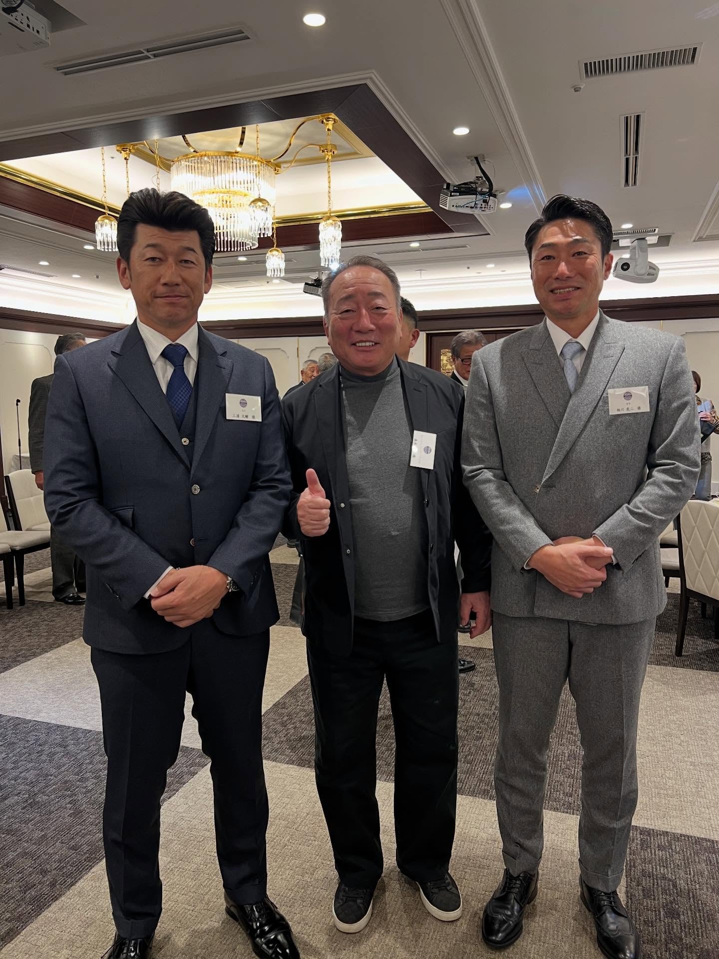 高木豊氏、新旧DeNA監督と3ショット「期待してるよ」