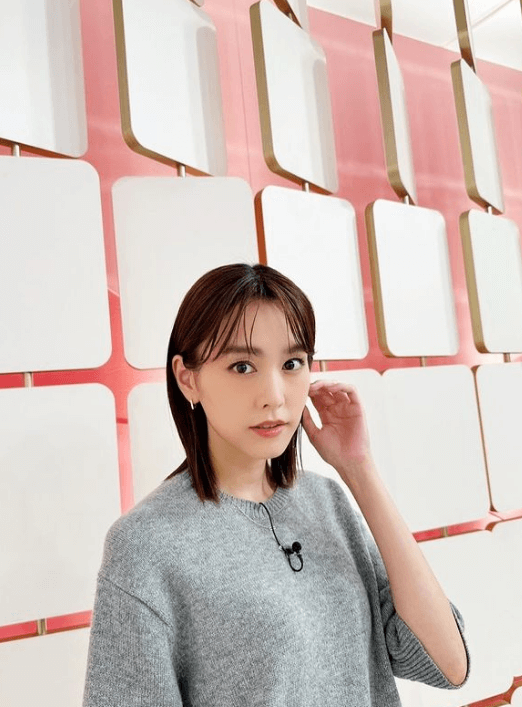 桐谷美玲が秋コーデで美肌あらわなニット＋赤スカートフォトを披露し、話題沸騰！