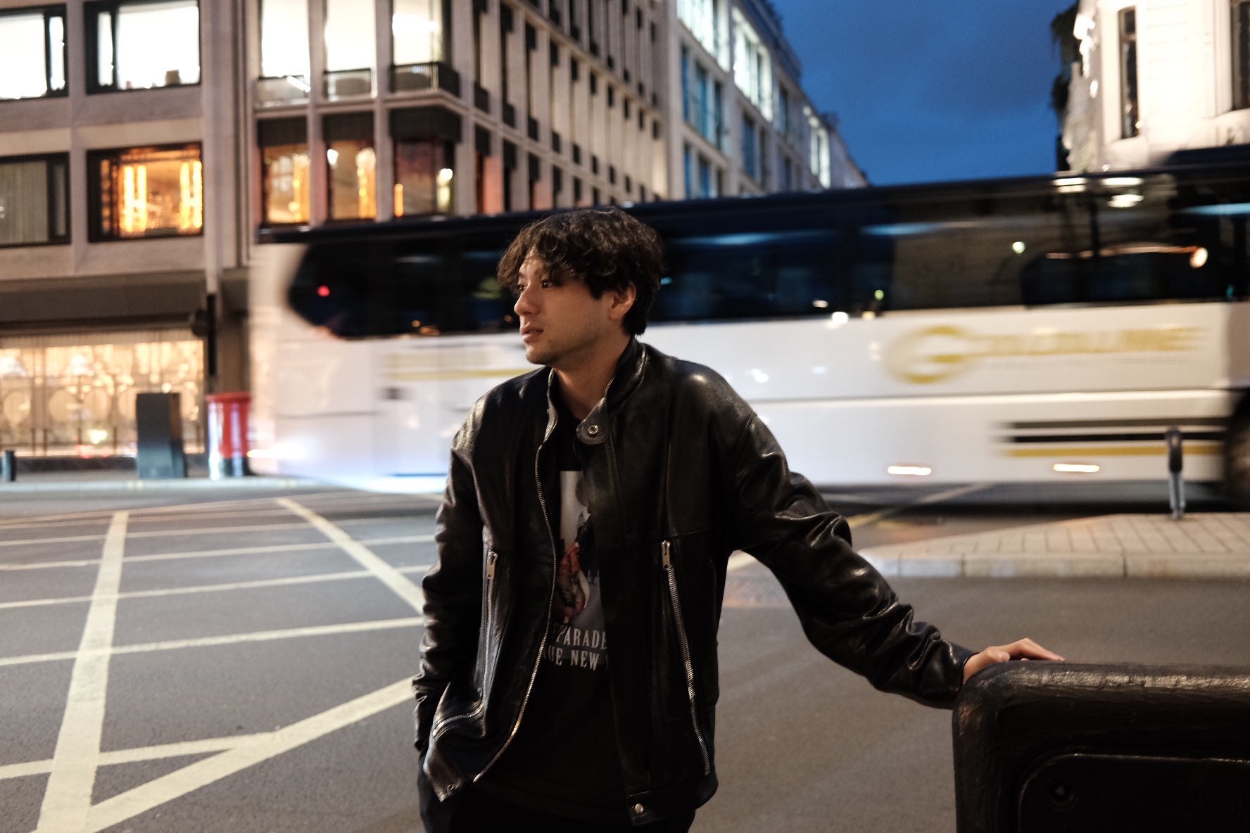 あの人気俳優、「需要がわかってる」写真投稿が話題に！たたずむ姿に大人の色気があふれる