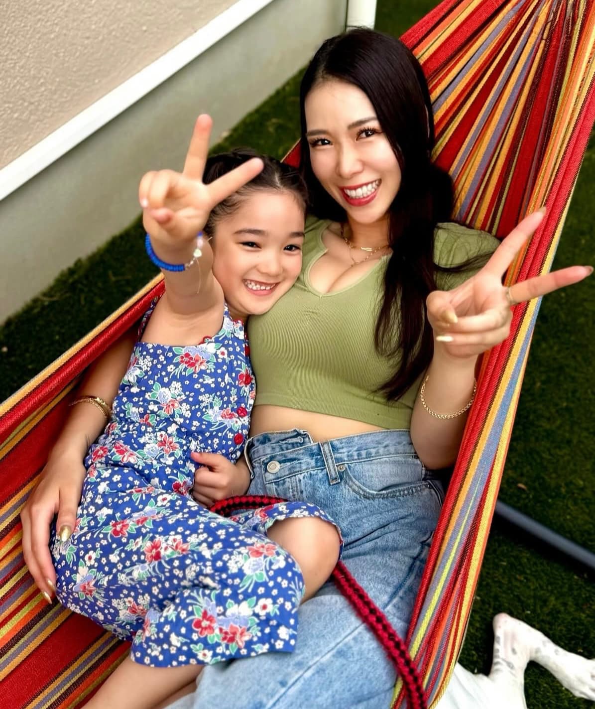 「最近は毎週、娘のお友達たちとBBQ！！」紅蘭＆娘、笑顔溢れる親子2ショットにファンほっこり！「いつ見ても素敵な親子です」の声