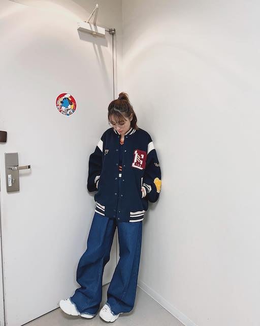 鈴木奈々がスタジャン×デニムの冬コーデを披露！