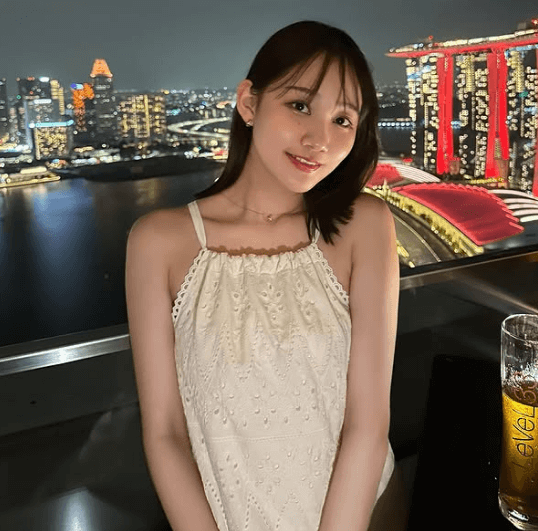 「夜景を見ながら…」人気モデル、キャミ姿の”絶美・ナイトショットを披露しファンガチ惚れ！「ついにシンガポールにも美女がバレてしまった」