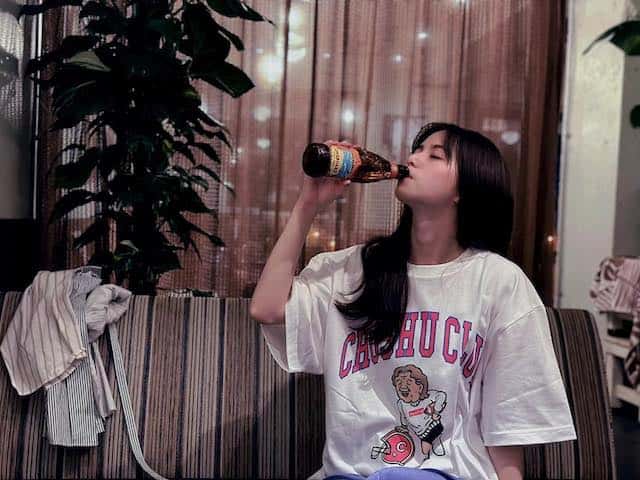 齋藤飛鳥が瓶飲み😮衝撃ショットに大反響👀