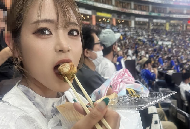 野球美女子、ピンク＆ホワイトユニフォーム姿で応援へ！交流戦の思い出フォト公開にファン歓喜