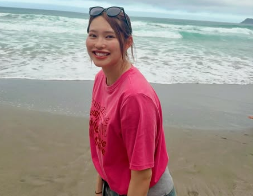 「熱い風に立ち向かえ！」美女サッカー選手、”荒浜で朝活・バケーションタイムショット”を披露！ファン歓喜