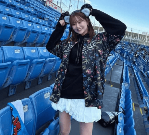 「黒ドアラかわいい」美女スポーツグラドル、神宮野球場で見せたコスショットにファン釘付けに「服装可愛いっす！」