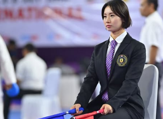 「エミリー！こっち向いて！」元空手チャンピオンの美女、見目麗しき”ジャッジメント・ショット”を披露！「お姉さんイケメンだ」