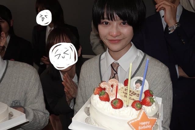 「泣いている姿も綺麗」日曜劇場の撮影現場でほっこりな様子が…！芹澤雛梨のお誕生日を祝う姿に感動！