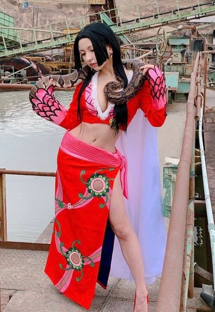 「勢いで返事して決まった撮影」アイドル 十味が〇〇コスで苦手なヘビとの写真を投稿！