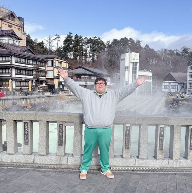 チャンネル登録者数200万人超のYouTuberが草津温泉へ「お肌が蘇って帰ってきました」