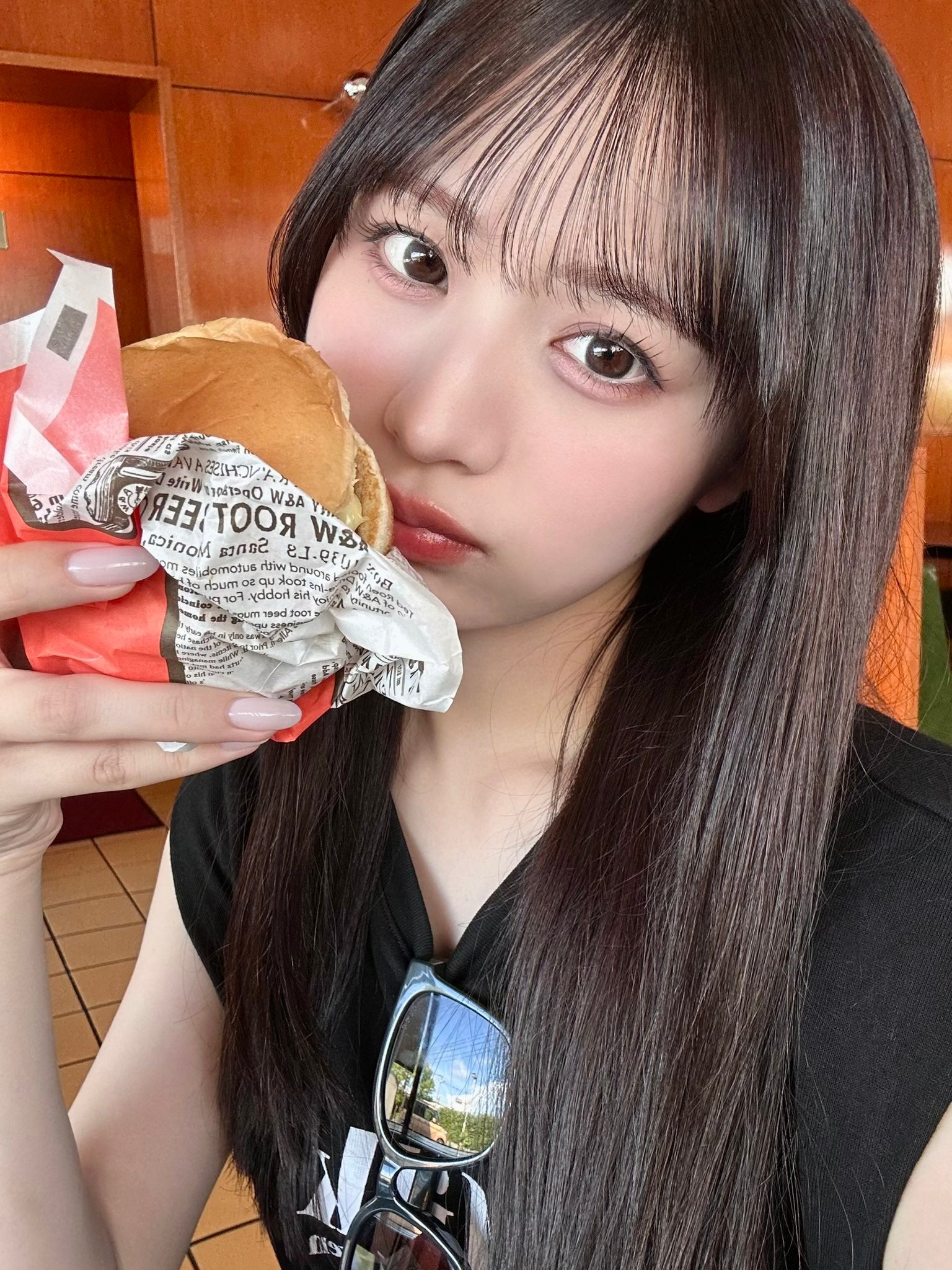 きゃんちゅー立花琴未、ハンバーガー片手の“無敵ショット”が話題に　「こんな瞳で見つめられたら…」