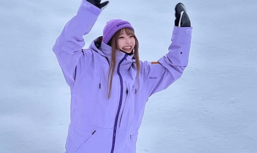 「雪原のアイドルだ」話題のカービングギャル、”雑誌表紙を飾るクラス”の美ショットを披露しファン歓喜！