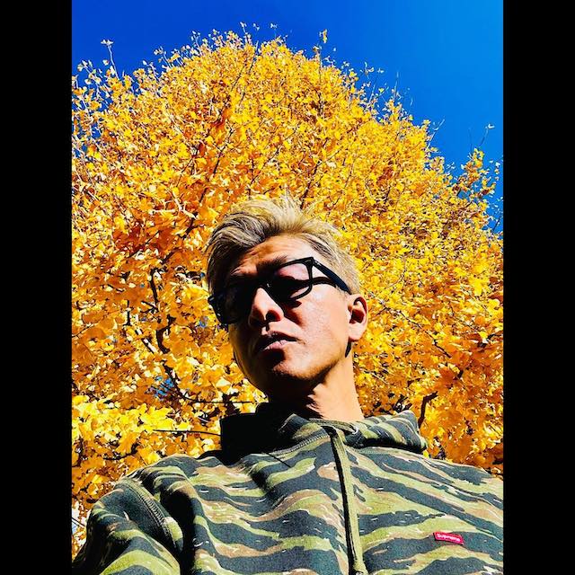 木村拓哉がいちょうをバックに自撮りを披露📸✨