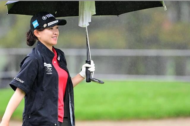 「今梅雨らしい」ゴルフ永井花奈、最新レインウェア姿で登場！