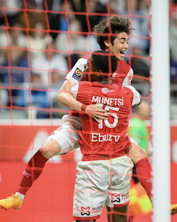 伊東純也、“完璧なクロス”でOG誘発 決勝点お膳立てに現地メディアも賞賛