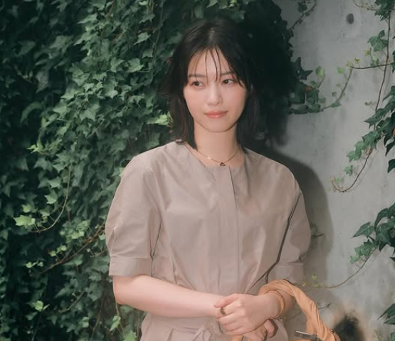 「西野七瀬」フェンディ100周年記念バッグ“Fendi Spy”とリラックス写真