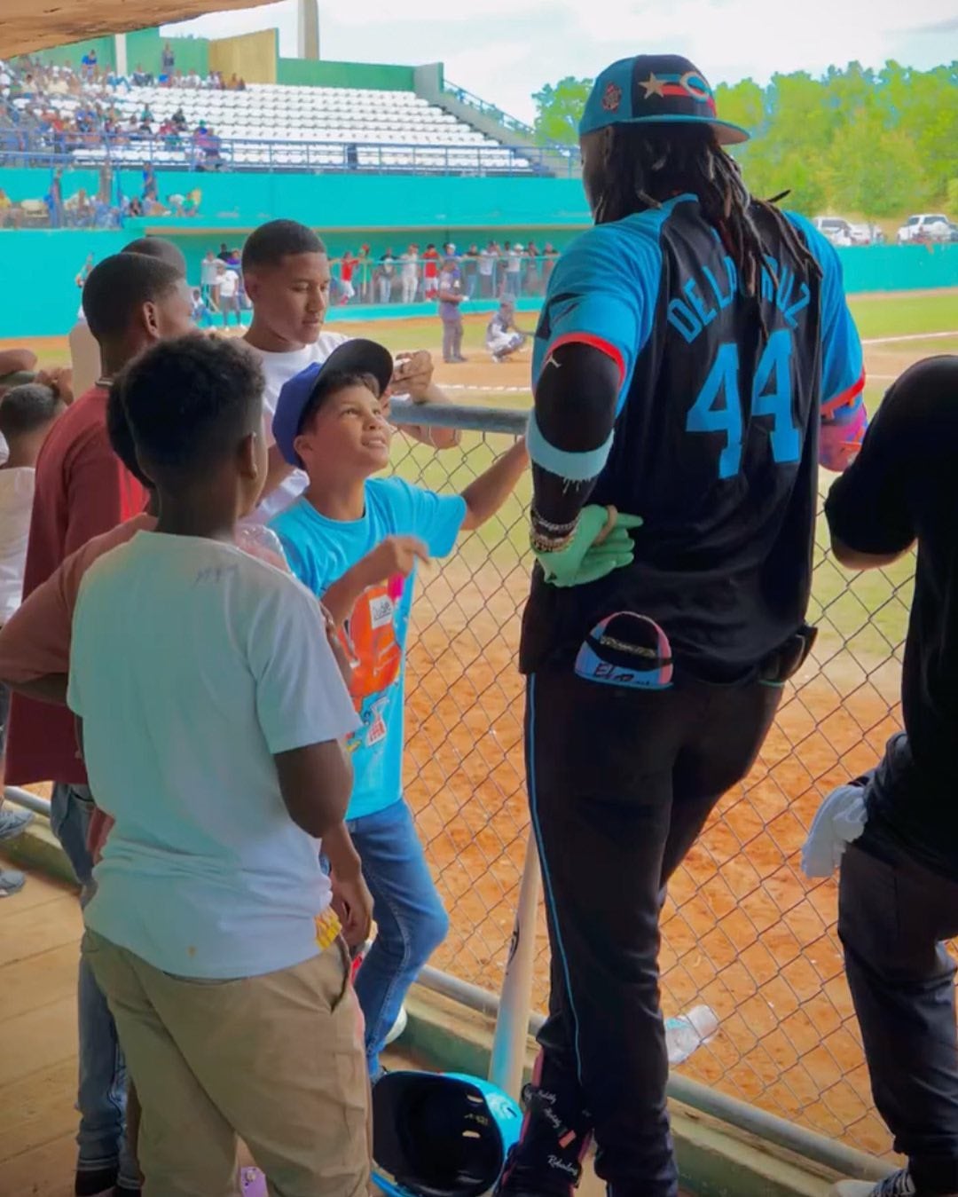 エリー・デラクルーズが故郷のゲームであのユニフォームを着用！