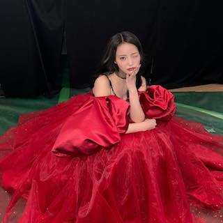 女王感にファン釘付け⁈超人気女性YouTuber 露わな”ド派手”特注ドレスでランウェイへ