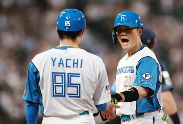 感謝込めてシーズン締めくくり　日本ハム・谷内亮太コーチが清宮幸太郎との一枚を投稿