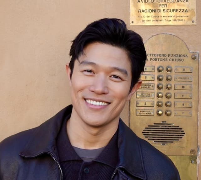 鈴木亮平、イタリアロケのオフショットを公開！その写真にファンは「笑顔に癒されます」