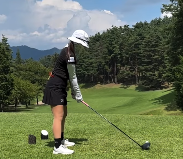ゴルフ キレイすぎるスイングが話題！中尾紫乃、山梨ゴルフ旅で魅せた“爽快ショット”に注目集まる