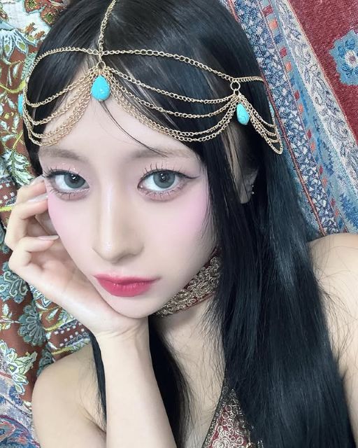 早稲田卒高学歴アイドル・汐見まといが最新ショット公開！妖艶な視線でファンのハートぶち抜く！