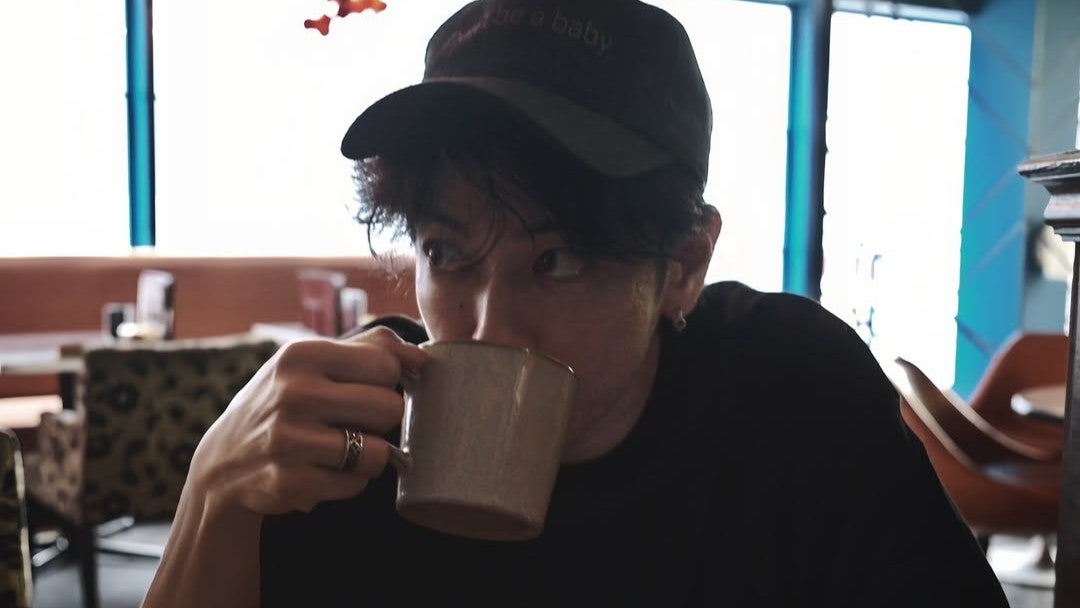 “お茶してる気分”になる3枚…佐藤健の私服オフショットが破壊力抜群