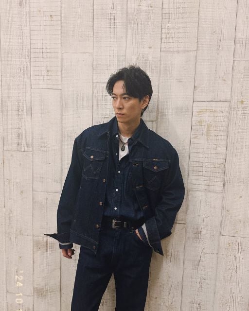 人気アイドルが全身デニムのスタイリングを披露「ベストジーニスト狙ってください」