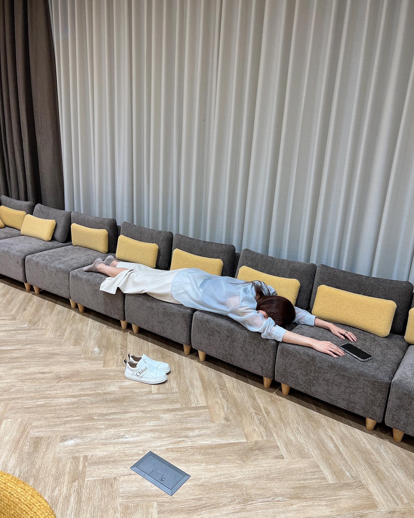 充電中❓鷲見(すみ）アナ、ソファに倒れこむ💦