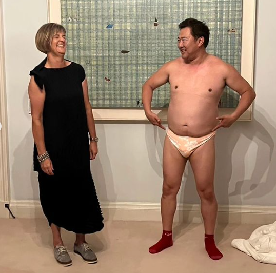 とにかく明るい安村、英国大使館でまさかの