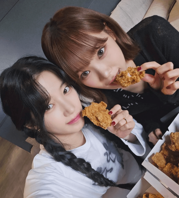 LE SSERAFIM・KAZUHA「仲良くモグモグ」2Sが可愛すぎると話題！