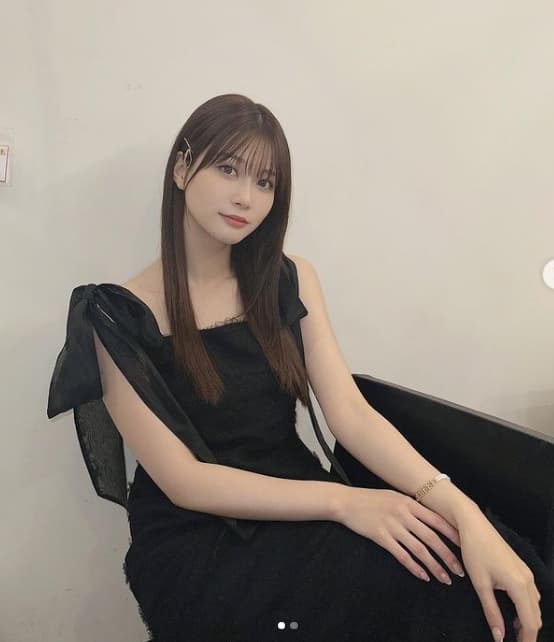 生見愛瑠　久々ヘアピン＋キラキラネイル　自分の爪が可愛すぎて見とれちゃう！