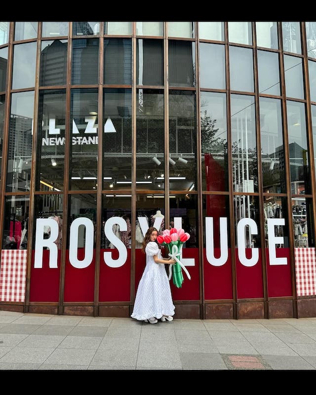 板野友美が真っ白のドレス姿を披露、家族3人ショットも公開