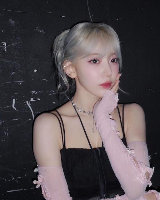 LE SSERAFIM 宮脇咲良 「透明感すごすぎ。」露出度高めの大胆ショットにファン悶絶😳💖