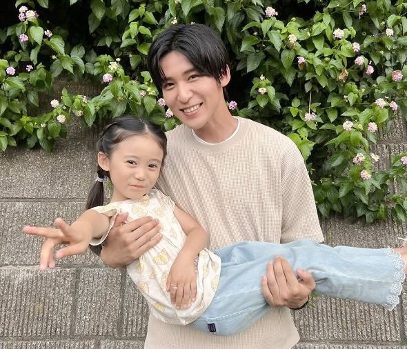 目黒蓮がお姫様抱っこ！「羨ましい！！場所変わってくれ！？？」とコメント多数