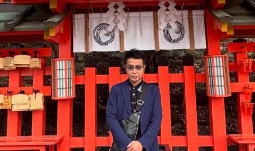 中山秀征、伏見稲荷神社を参拝！満開の桜に「とても綺麗でした」と感動の声！