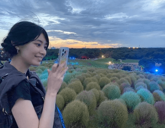 フリーアナ・檜山沙耶「コキアライトアップ」に沿う美神ショットを披露！「ずっと見てられそう」と絶賛