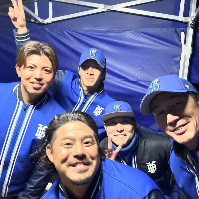 DeNA・三浦大輔監督、宮﨑敏郎やドラ1度会隆輝らとの豪華ショットが話題
